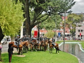 Militares en sus caballos resguardan los alrededores