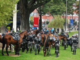 Los militares esperan alrededor de sus caballos